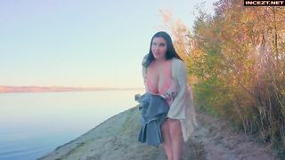 Korina Kova - Mon fils m'a emmené sur une plage nudiste