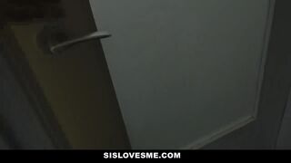 SisLovesMe - Hermanastra curiosa y cachonda necesita ayuda